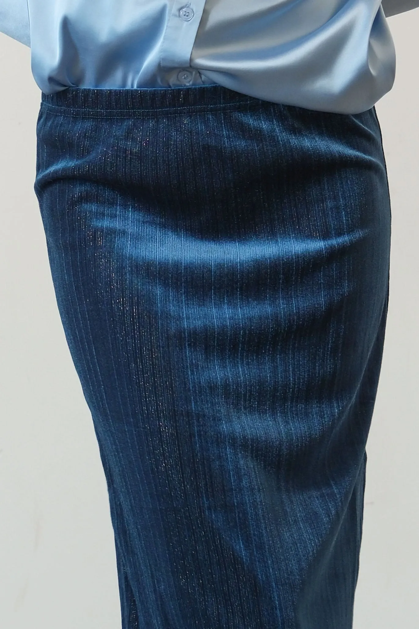 HF24F838-Lurex Velour High-Waist Midi Skirt